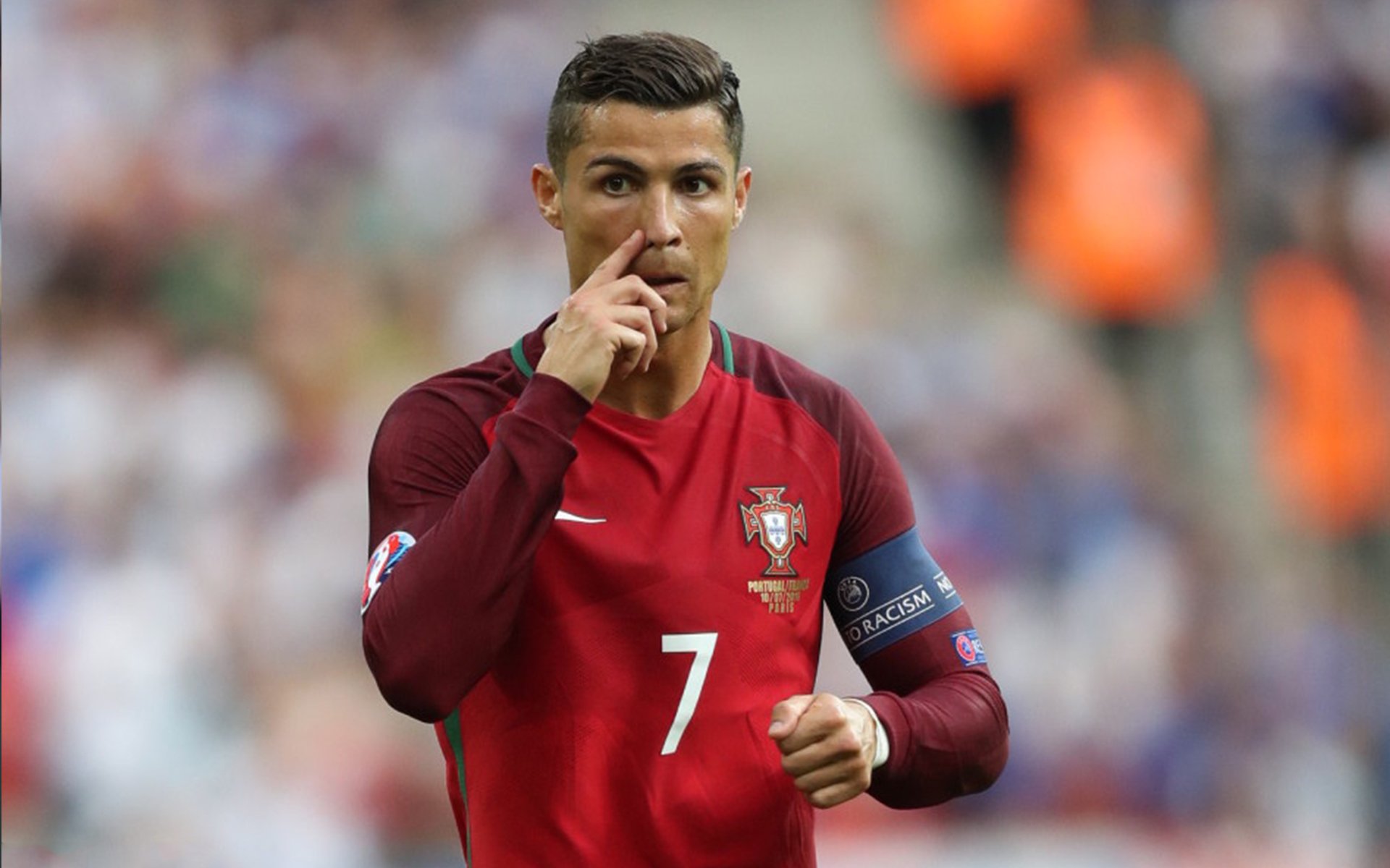 哥伦比亚队前锋洛佩斯在巴黎奥运会上表现出色，哥伦比亚球队队员