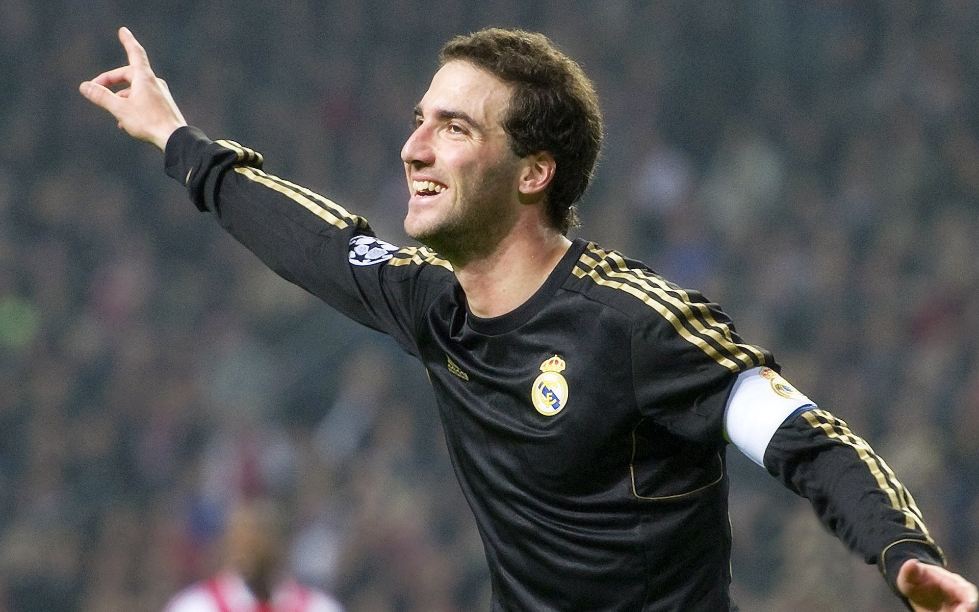 哥伦比亚队前锋洛佩斯在巴黎奥运会上表现出色，哥伦比亚球队队员